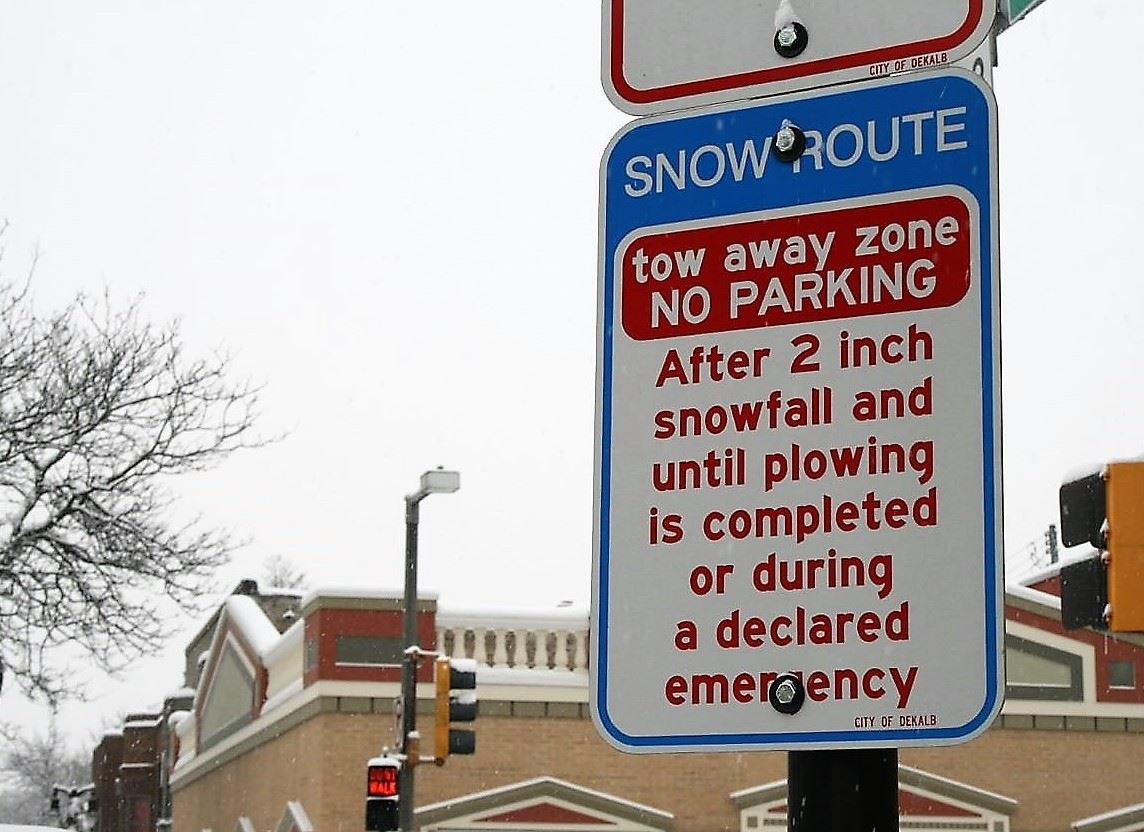 A snow route sign on a downtown post.